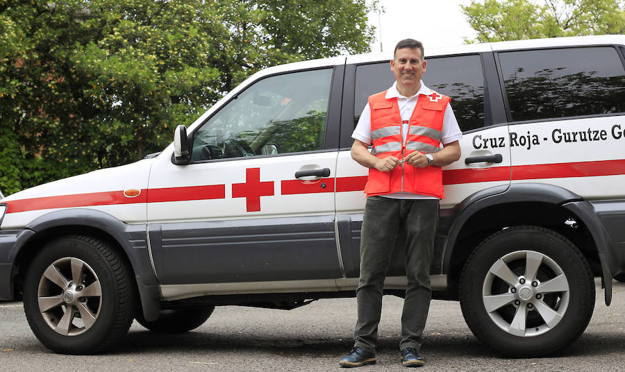Juan Ramón Barrena, director del área de socorros de Gipuzkoa, posa delante de uno de los vehículos del ERIE