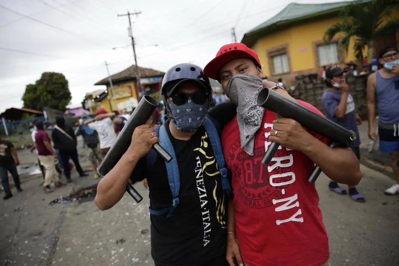 Manifestantes cargan morteros caseros, en Masaya (Nicaragua). Masaya era color. Era música y era diversión. Artistas en vivo y teatro callejero. Era la capital del folclore nicaragüense. La auténtica demostración del heroísmo nacional desde la época de la colonización. Pero ahora es miedo. Es canguelo y desconfianza. Su gente se organiza «para lo que venga». 