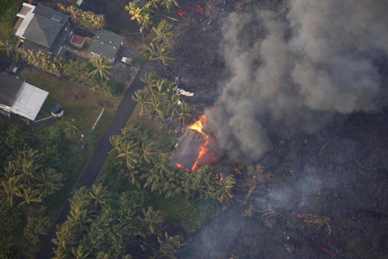 La lava del volcán Kilauea destroza viviendas en el área Kapoho, de Hawaii. 