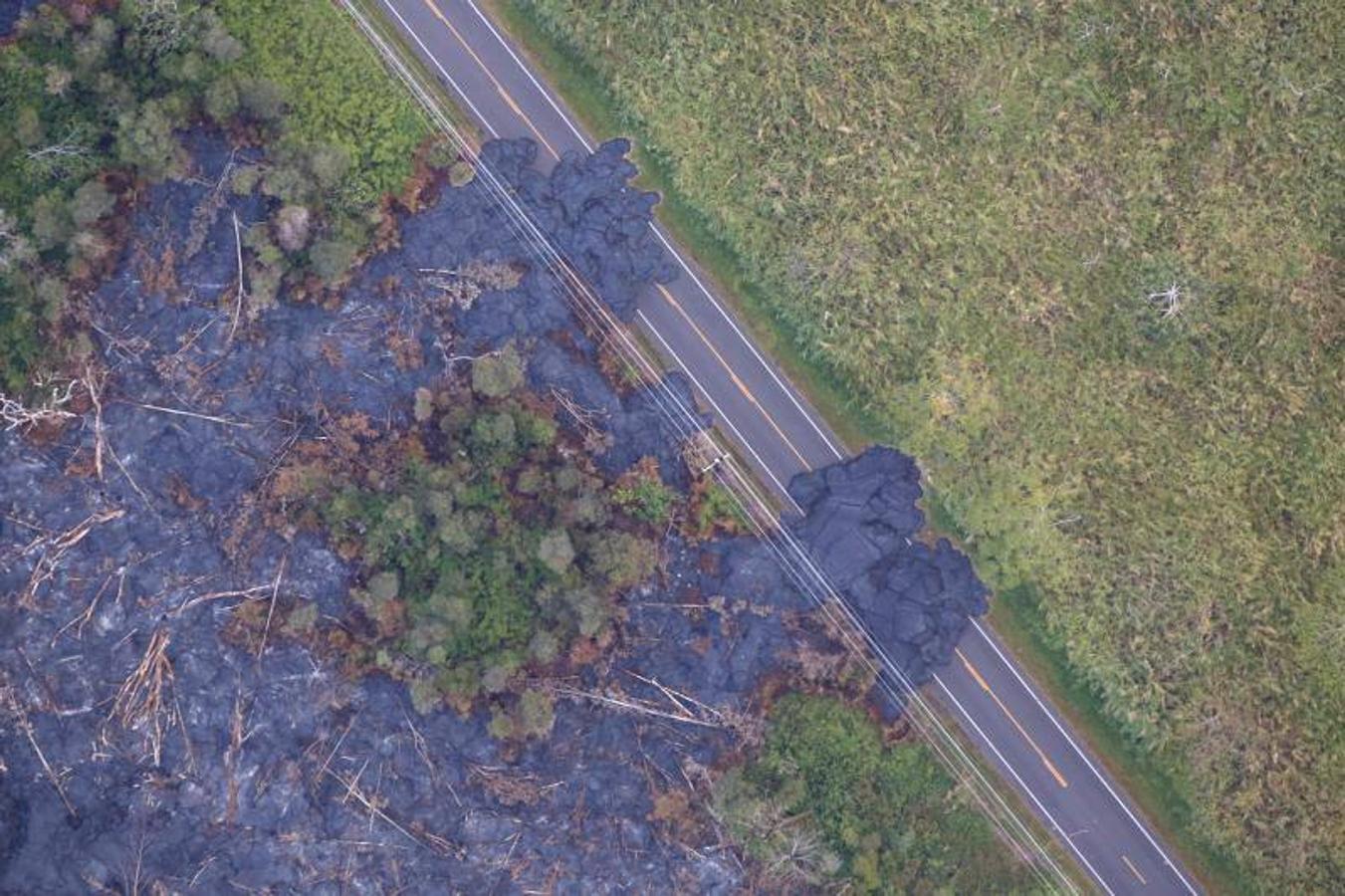 La lava del volcán Kilauea destroza viviendas en el área Kapoho, de Hawaii. 