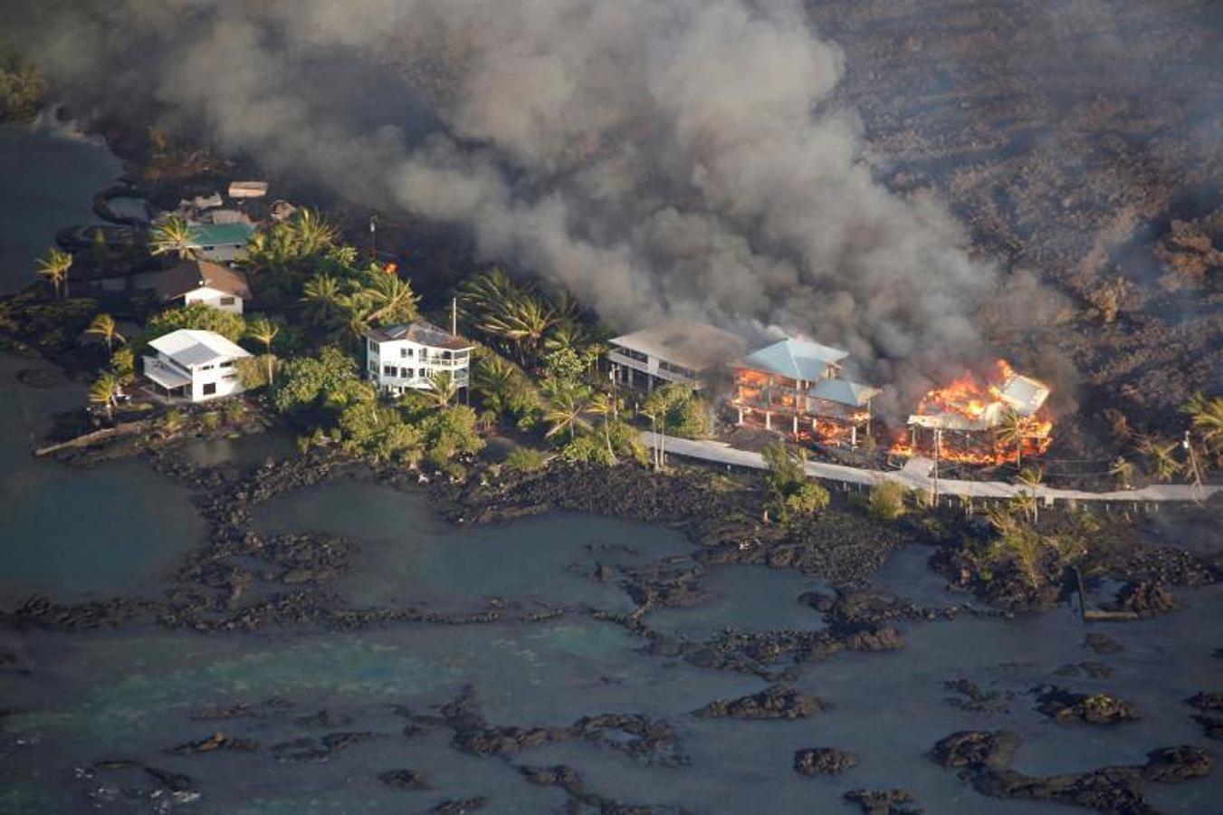 La lava del volcán Kilauea destroza viviendas en el área Kapoho, de Hawaii. 