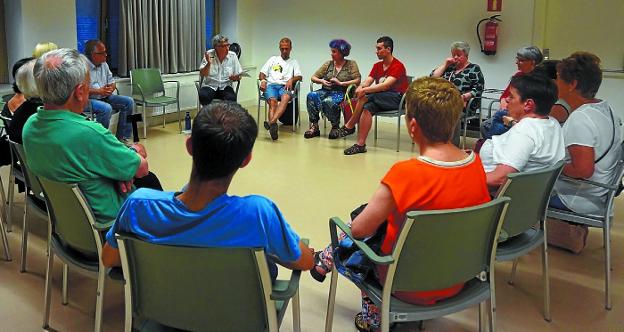 Café filosófico. Participantes en una de las sesiones celebradas el año pasado en julio. 
