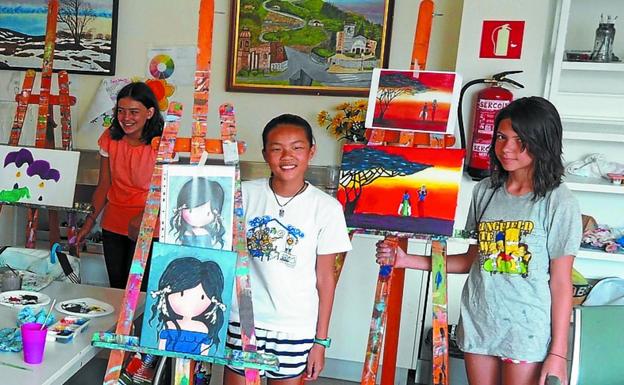 Bellas Artes. Alumnas de pintura en un cursillo de verano. 