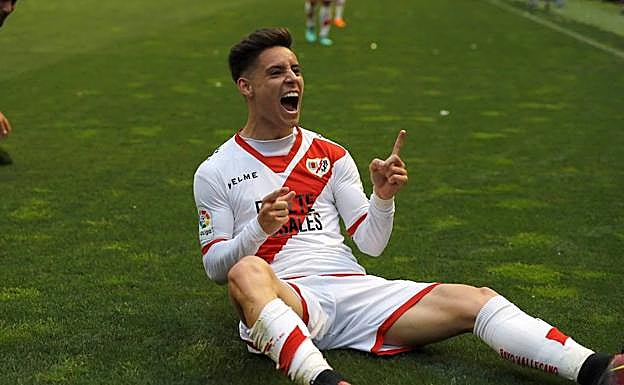 Álex Moreno celebra un gol con el Rayo Vallecano.