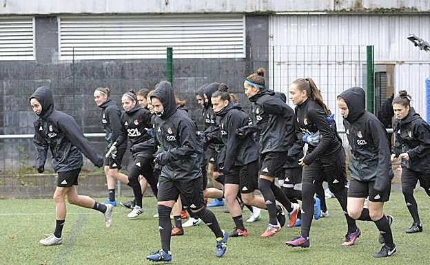 Las jugadoras de la Real, durante un entrenamiento de esta temporada.