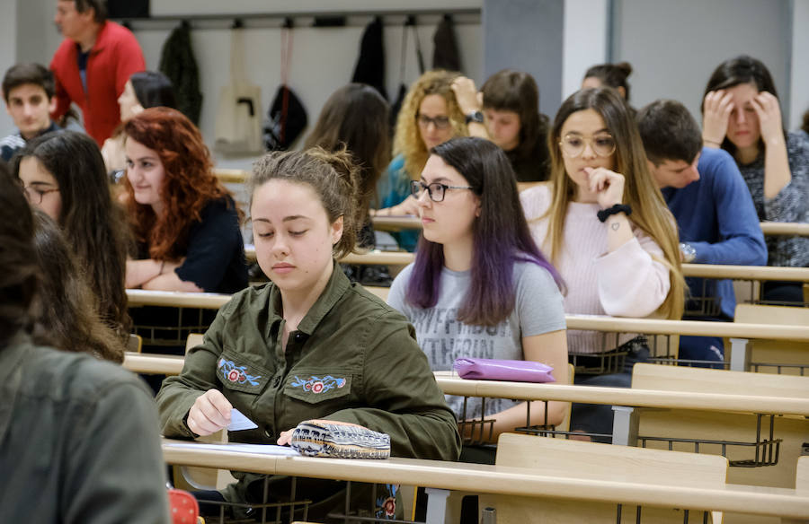 Más de 11.000 alumnos vascos han iniciado esta mañana las pruebas de acceso a la universidad. Las prueba de selectividad durarán tres días,