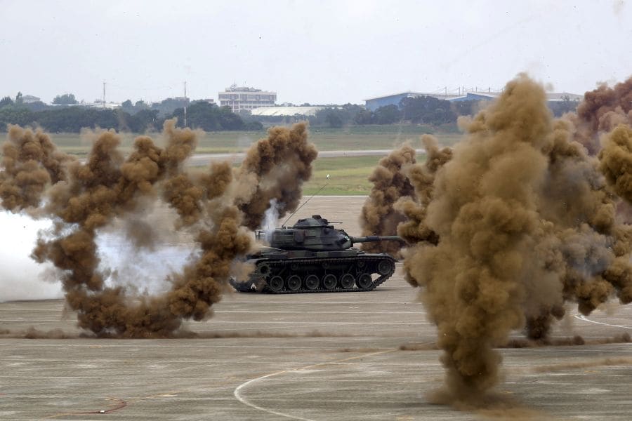 Soldados taiwaneses participan en el 34º ejercicio militar anual Han Kuang (Gloria china), en la ciudad de Nueva Taipei, Taiwán en el que se recrea un ataque proveniente de China. 