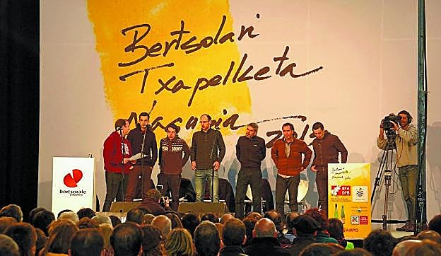 Bertsolaris en el escenario en una competición. 