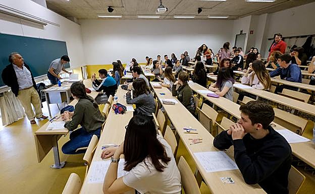 Selectividad 2018: Miles de estudiantes vascos exigen la anulación de la prueba de Matemáticas para las ciencias sociales