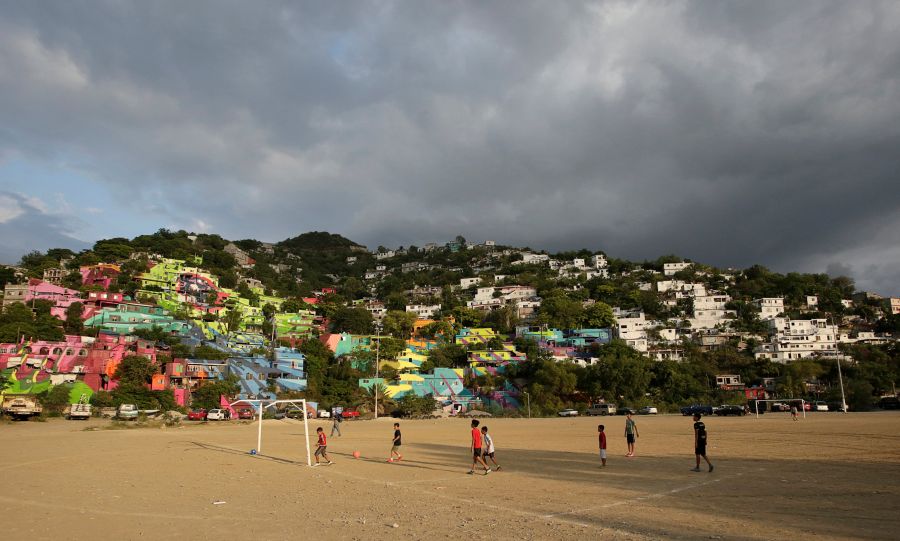 La zona de Cerro de la Campana en Monterrey (México) se ha convertido en un gigantesco mural. Las casas han sido pintadas de llamativos colores con la finalidad de promover la unión en una de las zonas más conflictivas del país. 