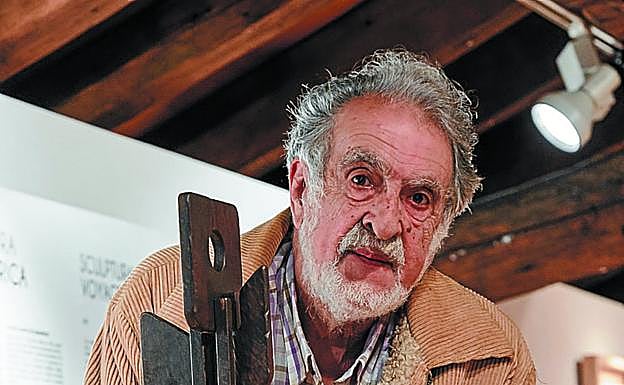 Ugarte, ayer junto a una de las piezas de su serie 'Anclas'.