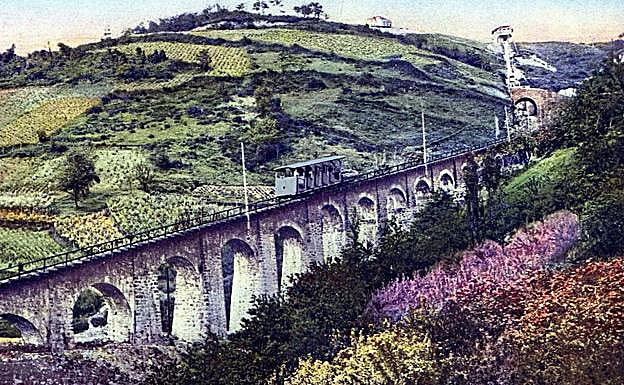 El Funicular de Artxanda, con su aspecto inicial, en torno a 1915. Se aprecian los dos tramos, en ángulo, el coche de madera y el edificio que sería destruido duranta la Guerra Civil.