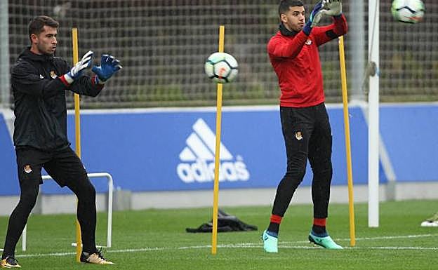 Andoni Zubiaurre, izquierda, durante un entrenamiento con Rulli.