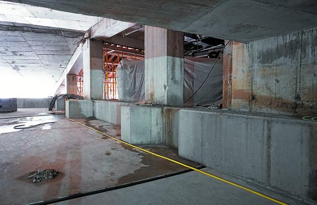 Las instalaciones de la Kirol Etxea, ocultas tras los plásticos, ya afectadas por las obras de remodelación del estadio de Anoeta. 