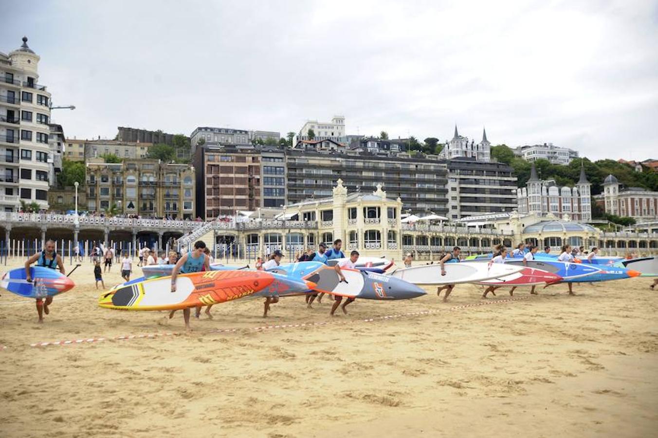 San Sebastián, de la mano del club Fortuna, ha acogido este sábado una de las citas del circuito europeo de stand up paddle valedera también para la clasificación mundial. Es el tercer año consecutivo que el circuito tiene parada en nuestra costa. 