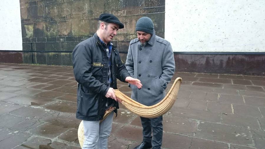 2015.- El cocinero Quique Dacosta, de visita en Malerreka, escucha las explicaciones del remontista Koteto Ezkurra
