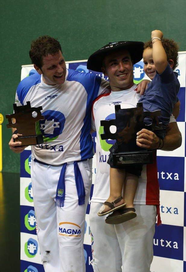 2011.- Koteto Ezkurra celebra la victoria, junto al subcampeon Miguel Urrutia, en el Torneo Kutxa de Remonte. 