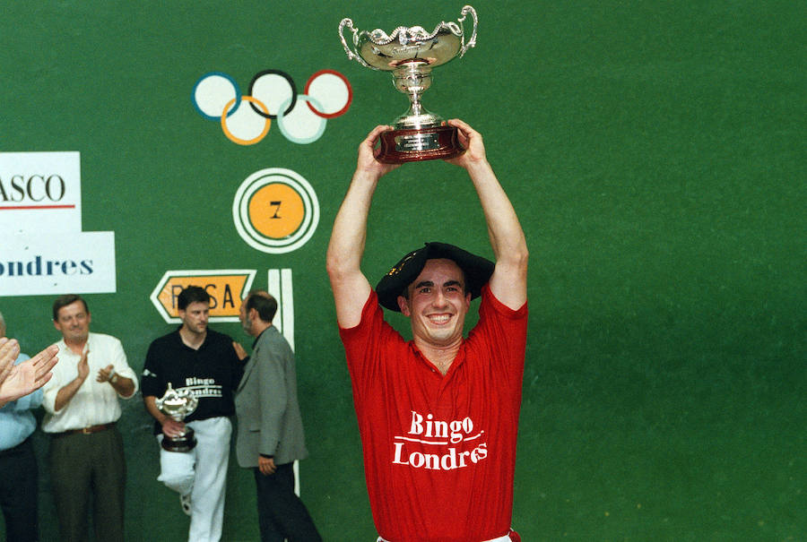 1999.- Koteto Ezkurra sonrie feliz tras recibir el trofeo que le acredita como ganador de la Final Individual de remonte Bingo Londres. 