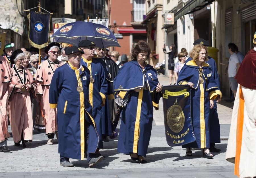 La Cofradía del Salmón del Bidasoa ha celebrado su XXXIX Capítulo y ha entronizado a sus nuevos cofrades de honor.