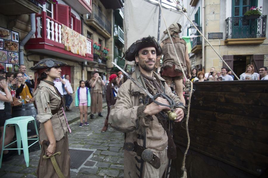 Los malabaristas, titiriteros, herreros y saltimbanquis de la época medieval han tomado, durante todo el fin de semana, la parte vieja para recrear la vida de aquella época.