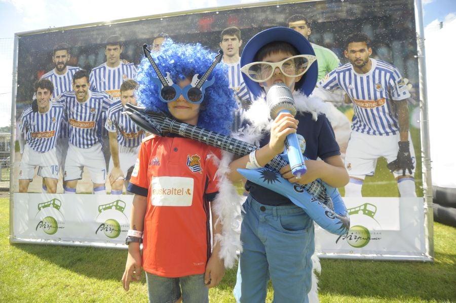 La Fundación de la Real Sociedad celebra su día en Zubieta. Cientos de familias han acudido al evento para celebrarlo.