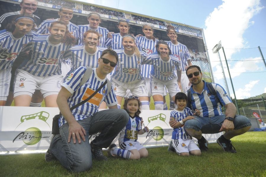 La Fundación de la Real Sociedad celebra su día en Zubieta. Cientos de familias han acudido al evento para celebrarlo.
