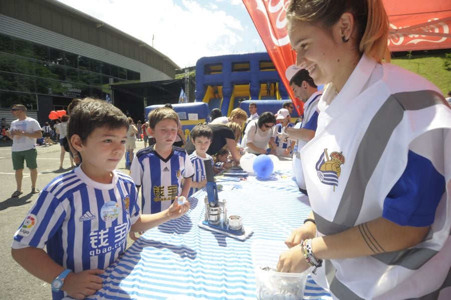 La Fundación de la Real Sociedad celebra su día en Zubieta. Cientos de familias han acudido al evento para celebrarlo.