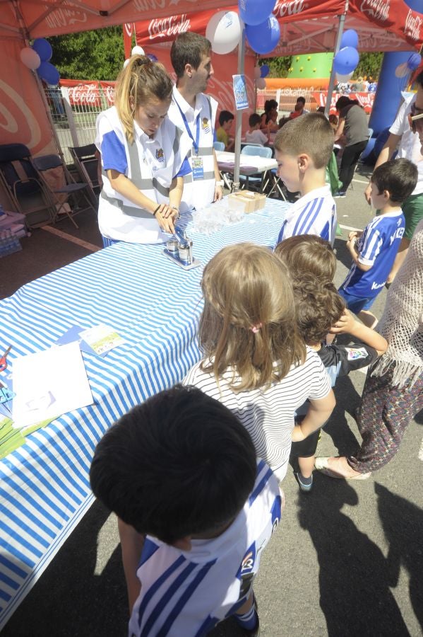 La Fundación de la Real Sociedad celebra su día en Zubieta. Cientos de familias han acudido al evento para celebrarlo.