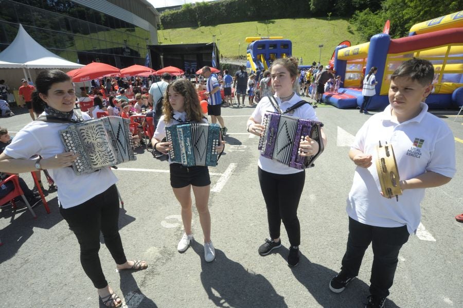 La Fundación de la Real Sociedad celebra su día en Zubieta. Cientos de familias han acudido al evento para celebrarlo.