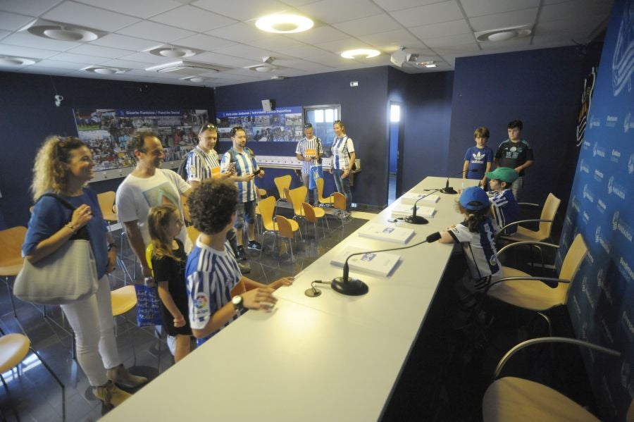 La Fundación de la Real Sociedad celebra su día en Zubieta. Cientos de familias han acudido al evento para celebrarlo.