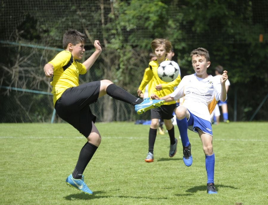 La Fundación de la Real Sociedad celebra su día en Zubieta. Cientos de familias han acudido al evento para celebrarlo.