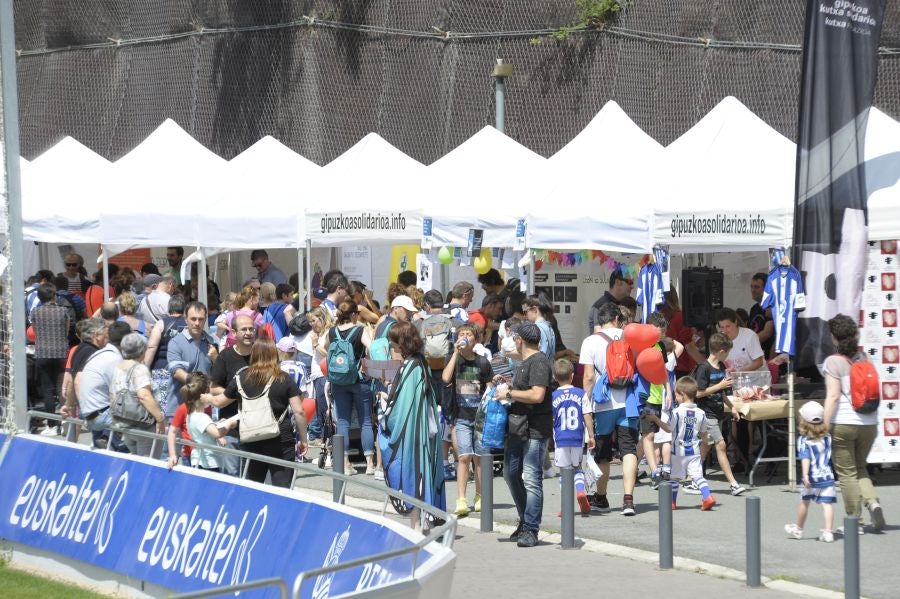 La Fundación de la Real Sociedad celebra su día en Zubieta. Cientos de familias han acudido al evento para celebrarlo.