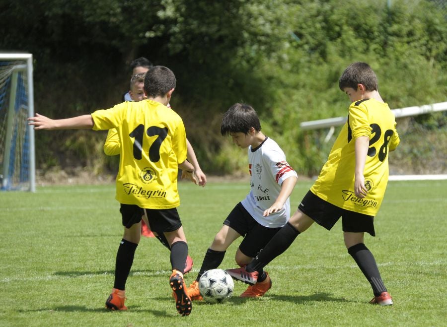 La Fundación de la Real Sociedad celebra su día en Zubieta. Cientos de familias han acudido al evento para celebrarlo.