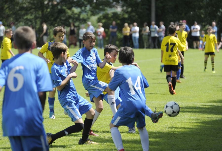 La Fundación de la Real Sociedad celebra su día en Zubieta. Cientos de familias han acudido al evento para celebrarlo.