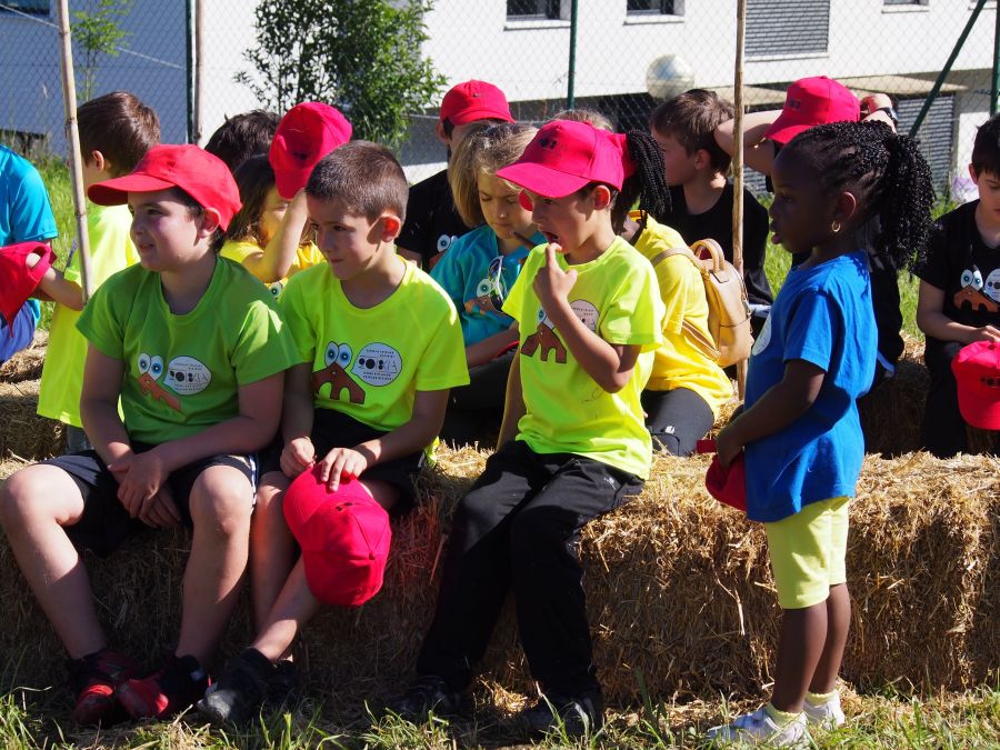 La fiesta de las Eskola Txikiak se ha celebrado en Oikina, Zumaia. Un añio más, el acto ha reunido a las 26 esculeas infantiles de Gipuzkoa.