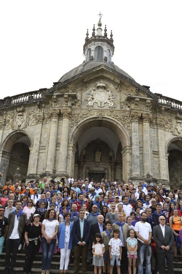 Refugiados gipuzkoanos han marchado desde Aizpurutxo hasta el Santuario de Loyola, en Azpeitia.