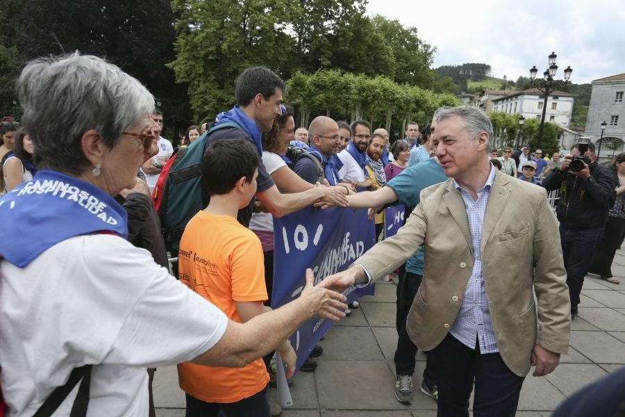 Refugiados gipuzkoanos han marchado desde Aizpurutxo hasta el Santuario de Loyola, en Azpeitia.