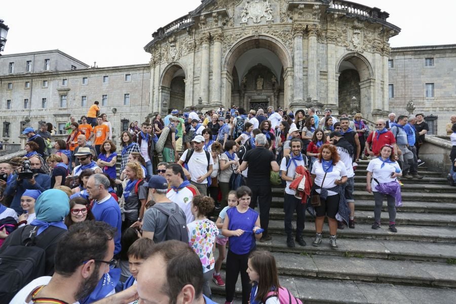 Refugiados gipuzkoanos han marchado desde Aizpurutxo hasta el Santuario de Loyola, en Azpeitia.