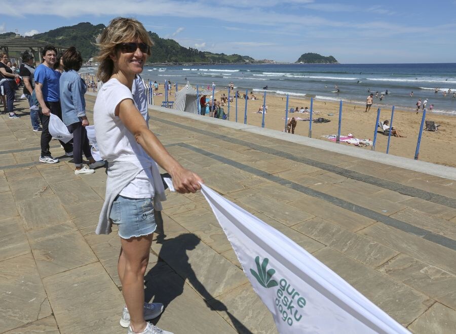 Más de 175.000 personas han participado en la cadena humana que ha partido de San Sebastián y ha acabado en Vitoria después de pasar por Bilbao en favor del derecho a decidir en Euskadi.