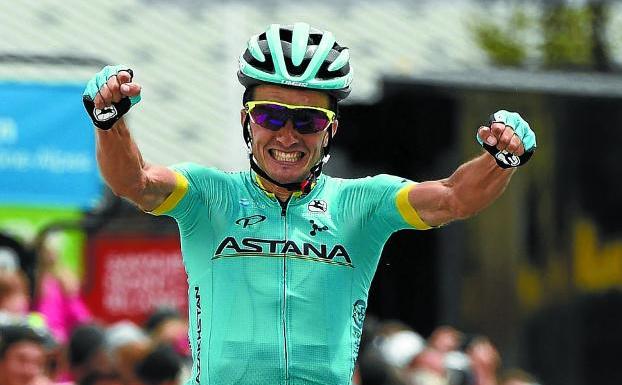 Pello Bilbao alza los brazos en La Rosière, donde acabó la penúltima etapa del Dauphiné. 