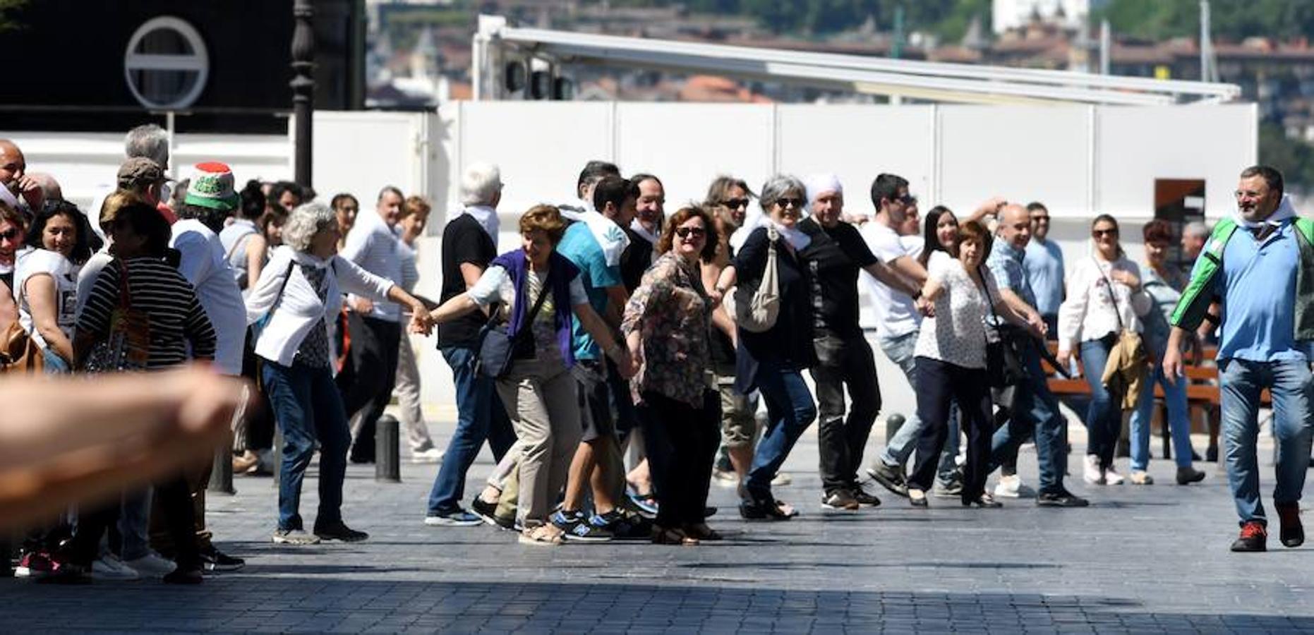 100.000 personas ha unido este mediodía Donostia, Bilbao y Gasteiz durante una jornada reivindicativa y festiva. El recorrido por el derecho a decidir, encabezado por el veterano tesorero de Gure Esku Dago, Paulo Muñoa, arrancaba en San Sebastián y, tras pasar por el centro de Bilbao, finalizaba en el Parlamento Vasco.