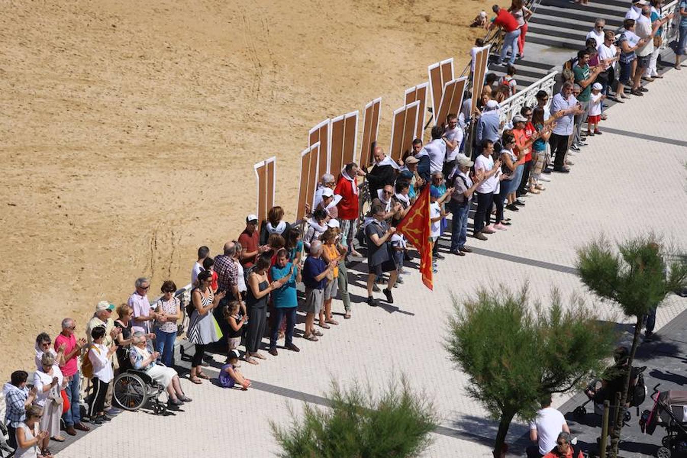 100.000 personas ha unido este mediodía Donostia, Bilbao y Gasteiz durante una jornada reivindicativa y festiva. El recorrido por el derecho a decidir, encabezado por el veterano tesorero de Gure Esku Dago, Paulo Muñoa, arrancaba en San Sebastián y, tras pasar por el centro de Bilbao, finalizaba en el Parlamento Vasco.