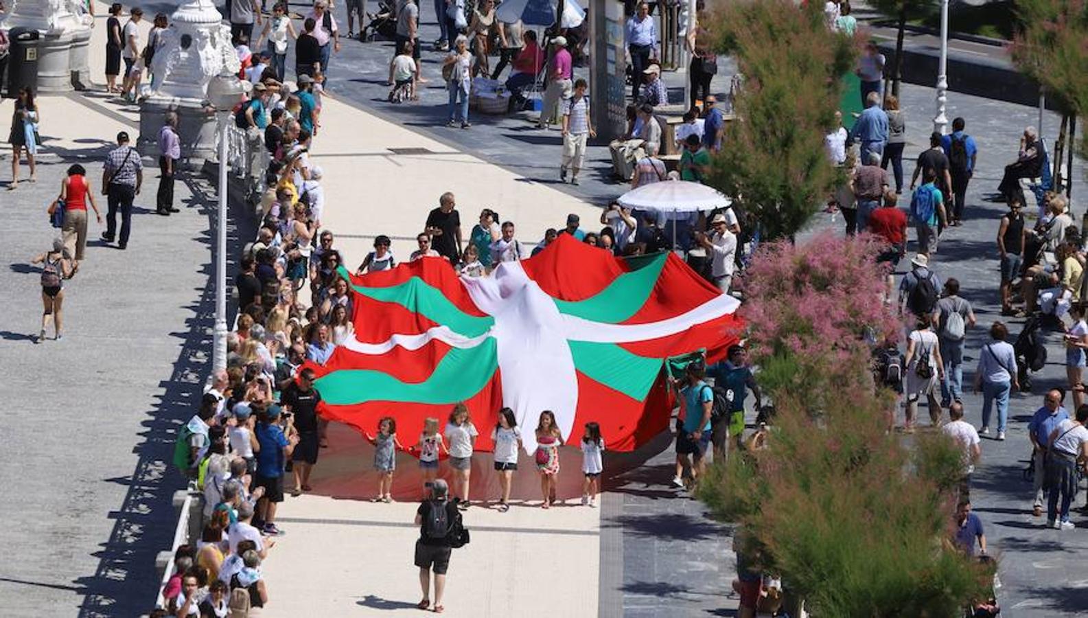 100.000 personas ha unido este mediodía Donostia, Bilbao y Gasteiz durante una jornada reivindicativa y festiva. El recorrido por el derecho a decidir, encabezado por el veterano tesorero de Gure Esku Dago, Paulo Muñoa, arrancaba en San Sebastián y, tras pasar por el centro de Bilbao, finalizaba en el Parlamento Vasco.