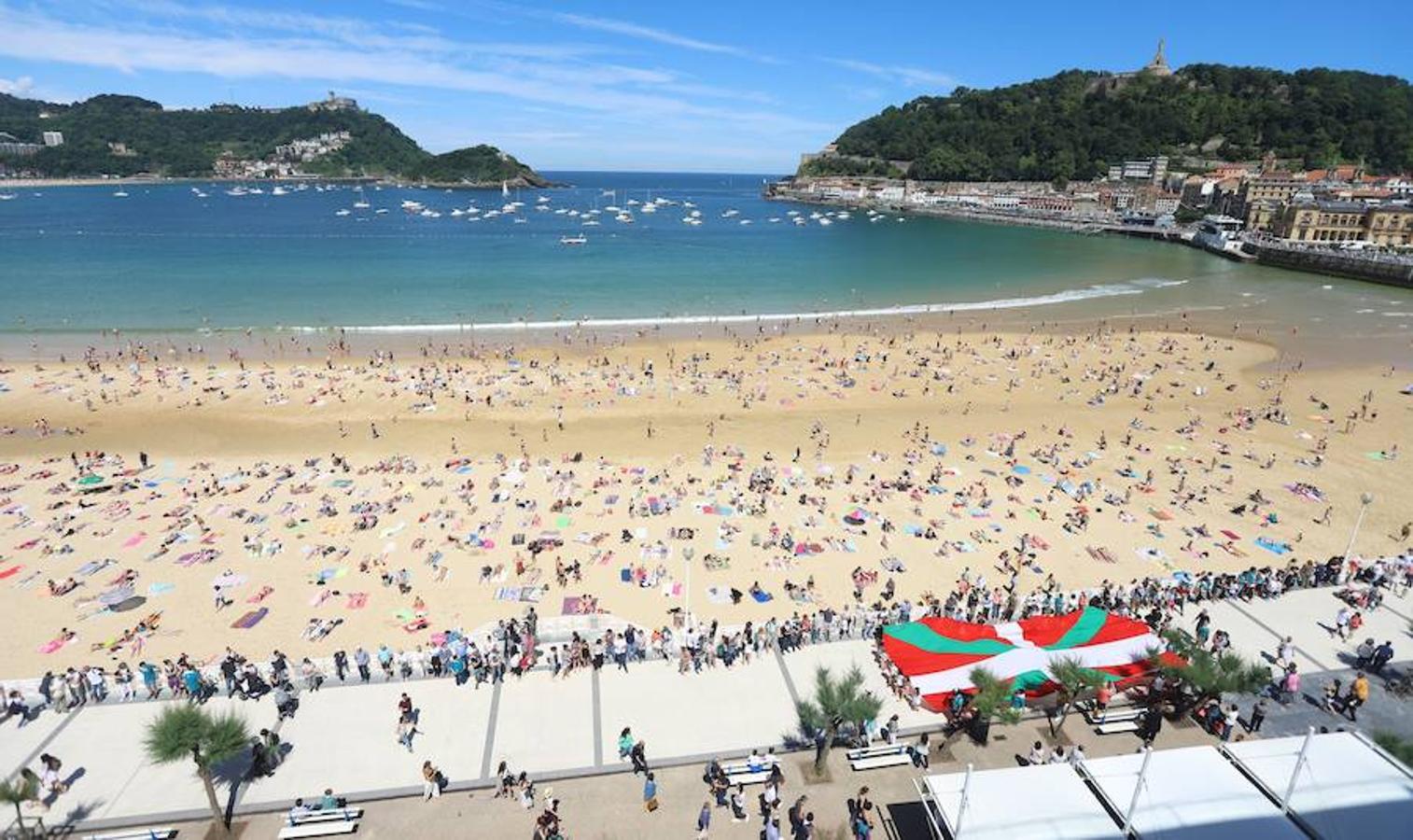 100.000 personas ha unido este mediodía Donostia, Bilbao y Gasteiz durante una jornada reivindicativa y festiva. El recorrido por el derecho a decidir, encabezado por el veterano tesorero de Gure Esku Dago, Paulo Muñoa, arrancaba en San Sebastián y, tras pasar por el centro de Bilbao, finalizaba en el Parlamento Vasco.