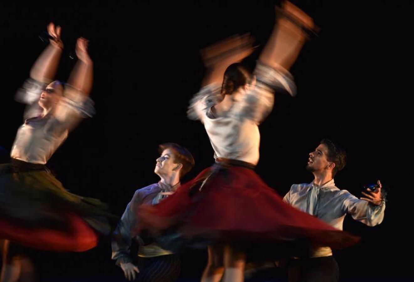 -El Ballet Nacional de Perú se presenta con la obra Puper Bend, durante el Festival Internacional de Ballet de Cali. 