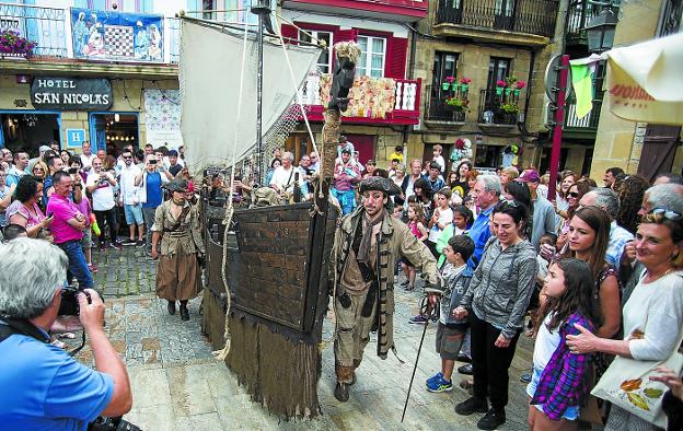 Personajes de la Edad Media se dieron cita durante el fin de semana en la Parte Vieja, donde no hizo falta agua para presenciar desembarcos. 