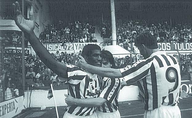 Último gol. Oceano es felicitado por Alkiza y Kodro tras anotar el último gol de Atotxa en partido oficial, el 13 de junio de 1993. Un 3-1 al Tenerife, con dos goles del luso y otro del bosnio.