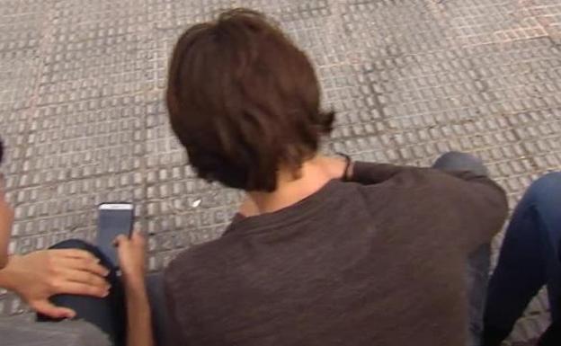 Francia se convierte en el primer país en prohibir totalmente el móvil en las escuelas públicas