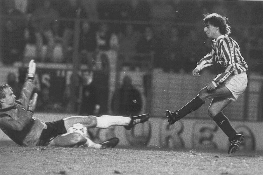 Lopetegui detiene el balón en un mano a mano a Bittor Alkiza en un encuentro disputado en Atotxa en 1991. En el Logroñés, Lopetegui vivió sus mejores años como futbolista. Encontrándose en uno de los equipos más modestos de la Primera División, la labor de Lopetegui destacó de forma enorme