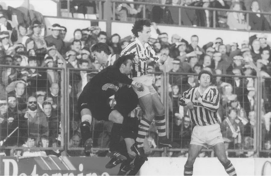 Gorriz y Fuentes intentan rematar un balón ante Lopetegui durante un encuentro entre la Real y el Logroñés en Atotxa en 1993. Fue titular indiscutible en el equipo riojano durante tres temporadas y, a pesar de encajar muchos goles, evitó muchos más; pasando a ser considerado como uno de los mejores y más espectaculares porteros de España 